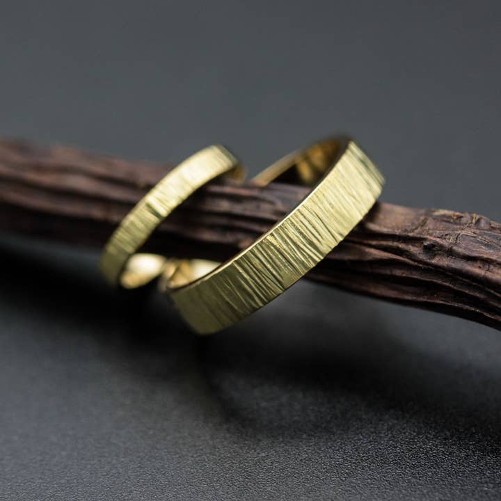 Set di anelli nuziali e di promessa in oro giallo 18k con texture per la vendita all'ingrosso da parte di Metal Studio Jewelry