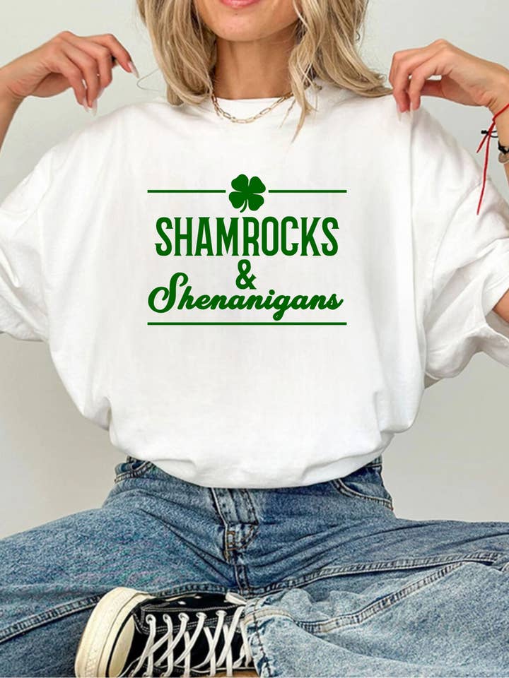 Shamrocks og Shenanigans Grafisk T-shirt for engroshandel hos Ink + Thread