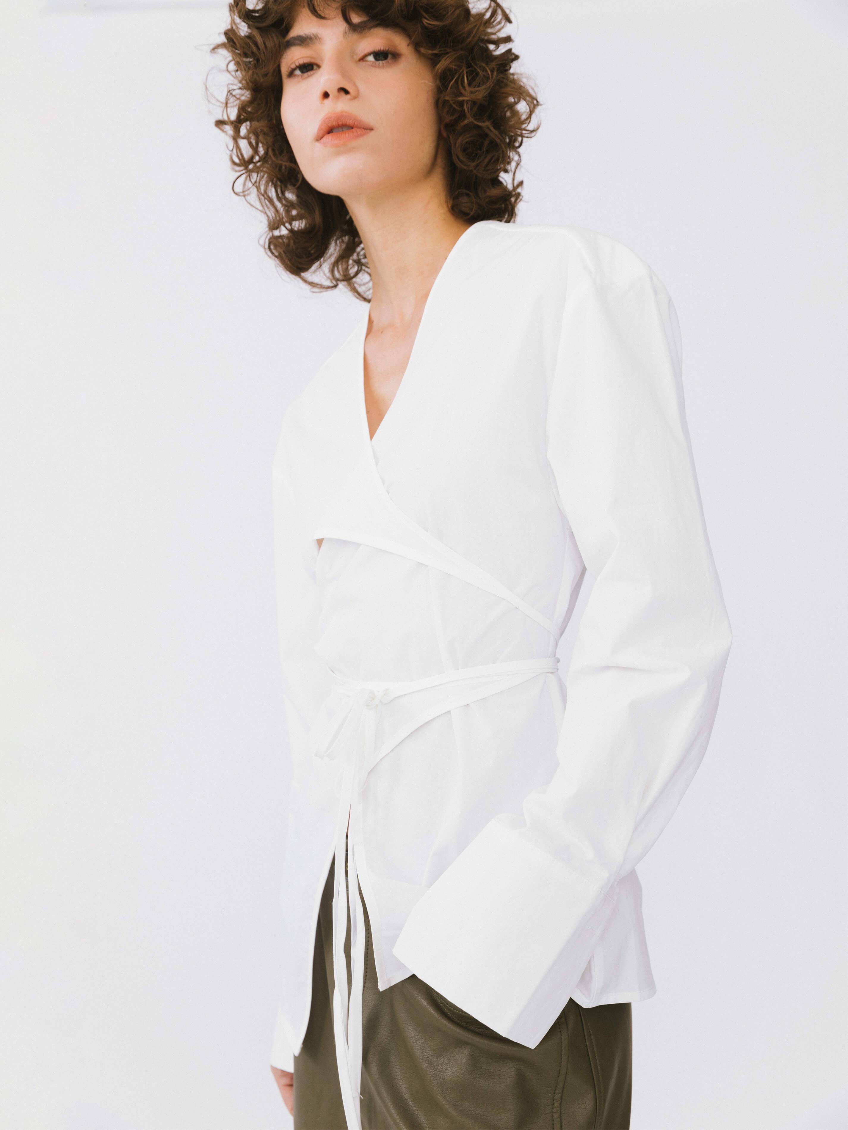 CUBIC – wholesale Blus - Dam – Ljus blus med v-ringning och korslagda lager10