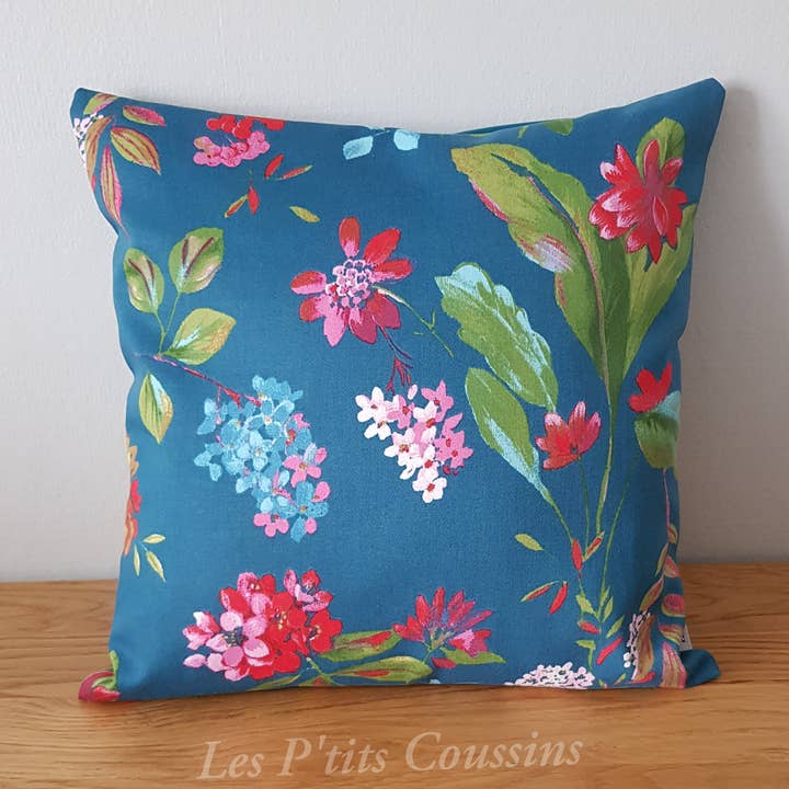 Pude med land blomstermønstre på en and blå baggrund for engroshandel hos Les P'tits Coussins