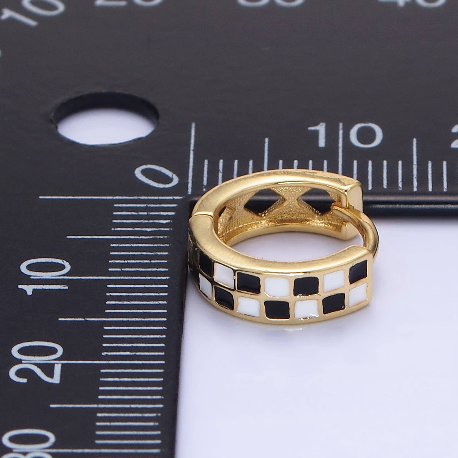 Aim Eternal – wholesale Huggieörhängen – 24K guldfylld 13 mm rutig emalj Huggie örhänge | AD5893