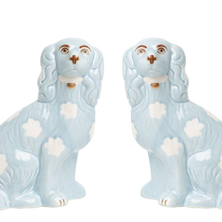 Chiens Staffordshire bleu pâle pour la vente par The Enchanted Home