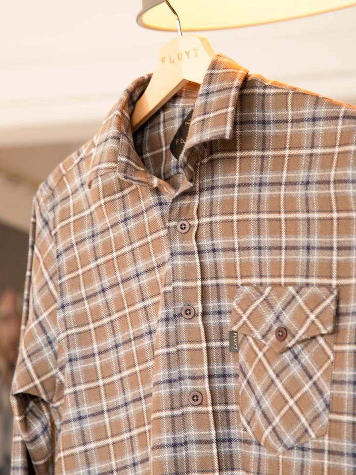 Chemise en flanelle marron à carreaux avec rayures noires pour la vente par FLUYT