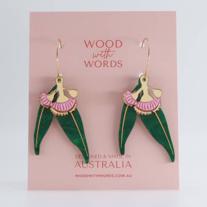 Rosa blommande gumnöt dinglande örhängen för wholesale av Wood With Words