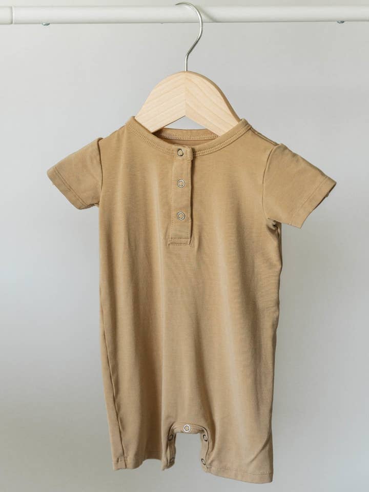 Tutina corta - Desert Tan per la vendita all'ingrosso da parte di Jettson Cole LLC