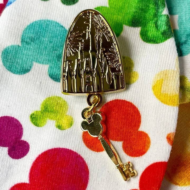 Spilla portachiavi Happiest Place per la vendita all'ingrosso da parte di Magical Born Sisters