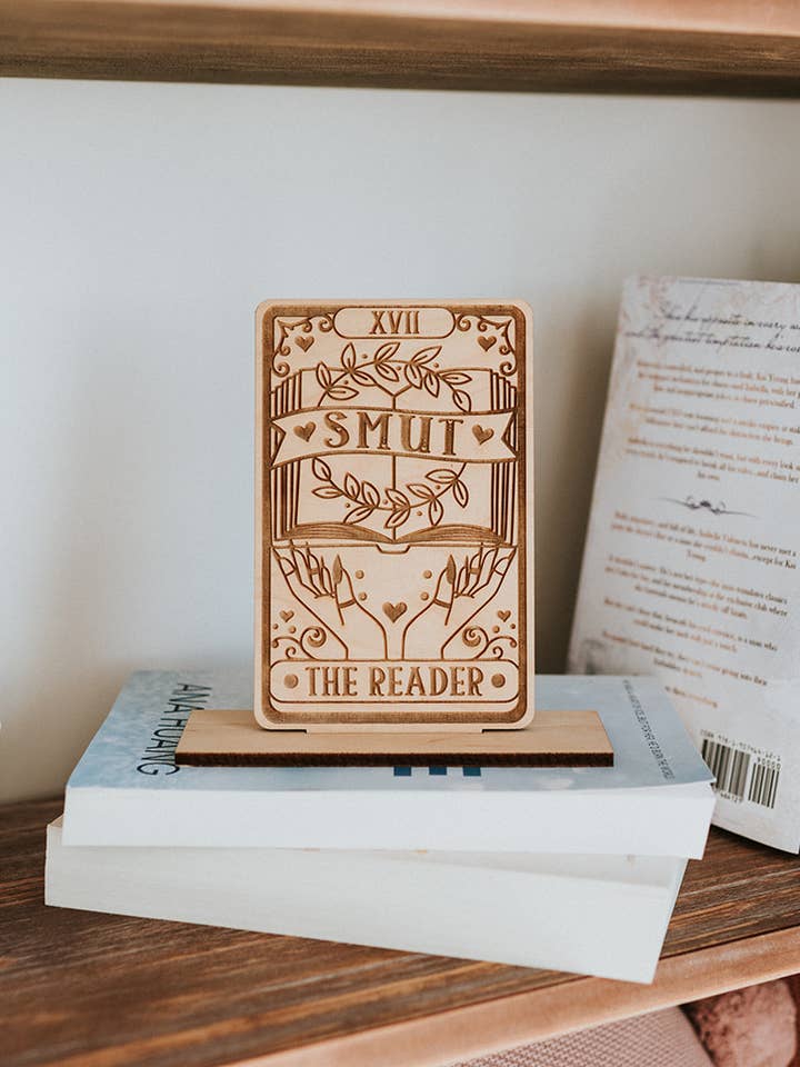 The Reader — Estante para cartas de Tarot Smut con soporte para venta al por mayor de The Bookish Bird Co.