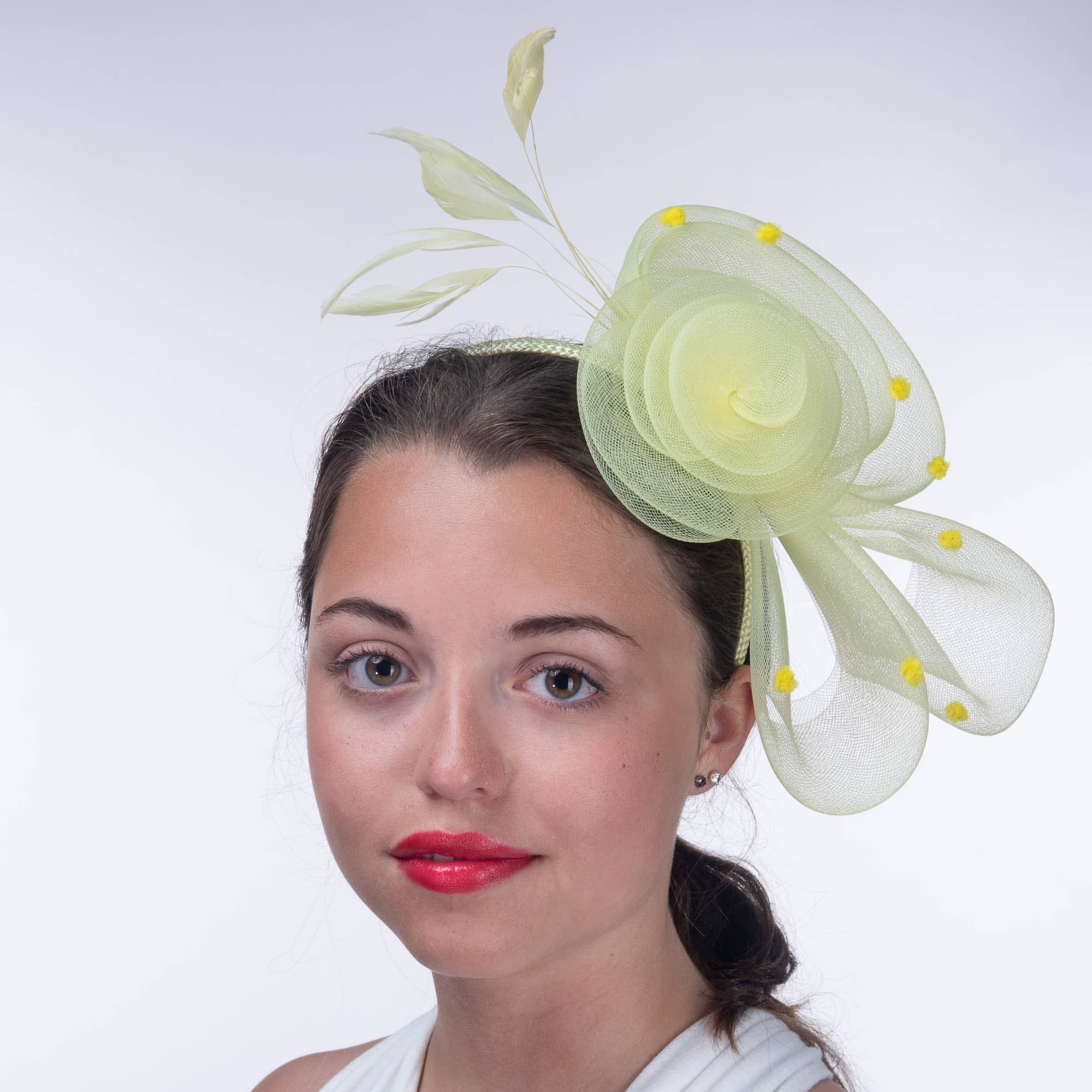 KaKyCo - Venta al por mayor Tocado - Mujer - Fascinador de cóctel con lazo de flor de crinolina y pluma | 5610H10