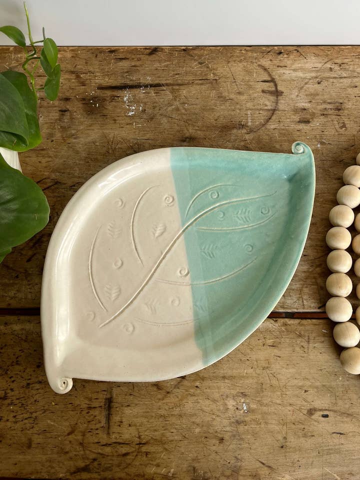 Plateau de service d'été en poterie Leaf Platter pour la vente par Coastal Clay Co.