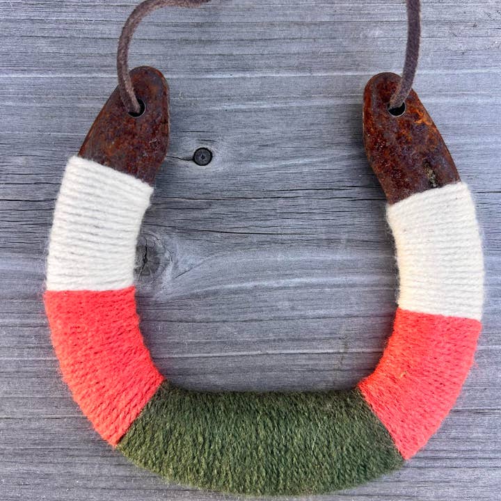 Bear + Scout - Wholesale Beeldje/beeldhouwwerk - Upcycled GELUKKIGE hoefijzers