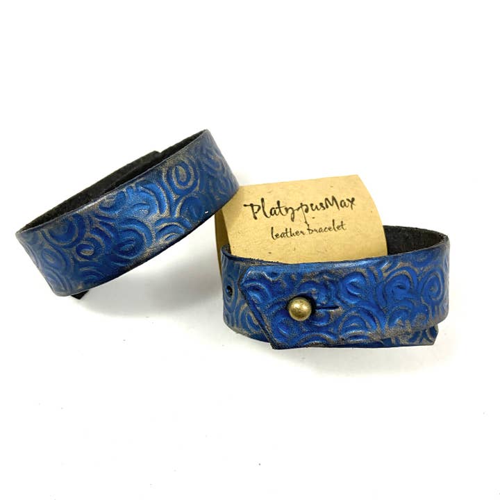 Brazalete de cuero lapislázuli azul y dorado con espirales rústicas para venta al por mayor de PlatypusMax