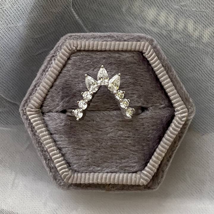 Fede Nuziale Personalizzata a Chevron con Diamanti per la vendita all'ingrosso da parte di Kimiya Designs