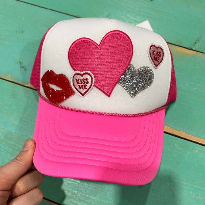 Kiss Me Trucker Hat | Alla hjärtans mössa | Cupid | Hjärtan | Kärlek för wholesale av Vibes Hat Company
