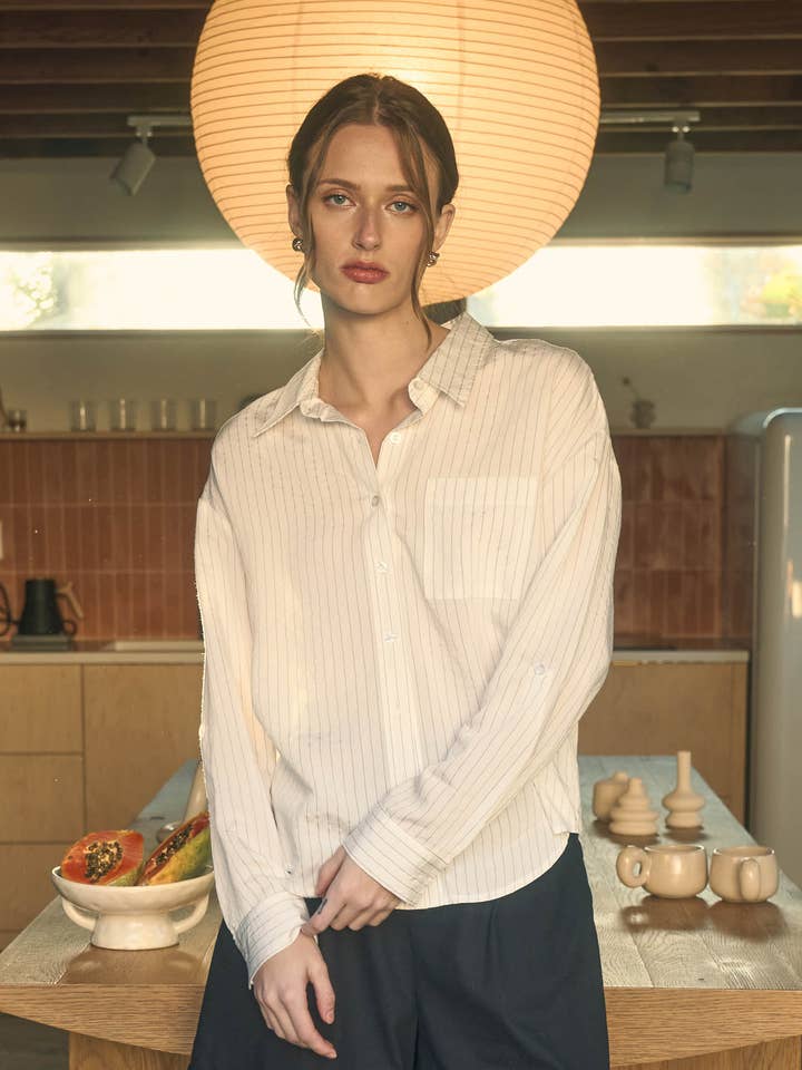 CHEMISE À MANCHES LONGUES À RAYURES FINE AVEC COL ET BOUTONS pour la vente par The Workshop Studio