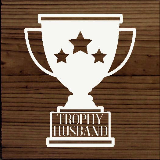 SAWDUST CITY – wholesale Skylt – Trophy Husband Träskylt3