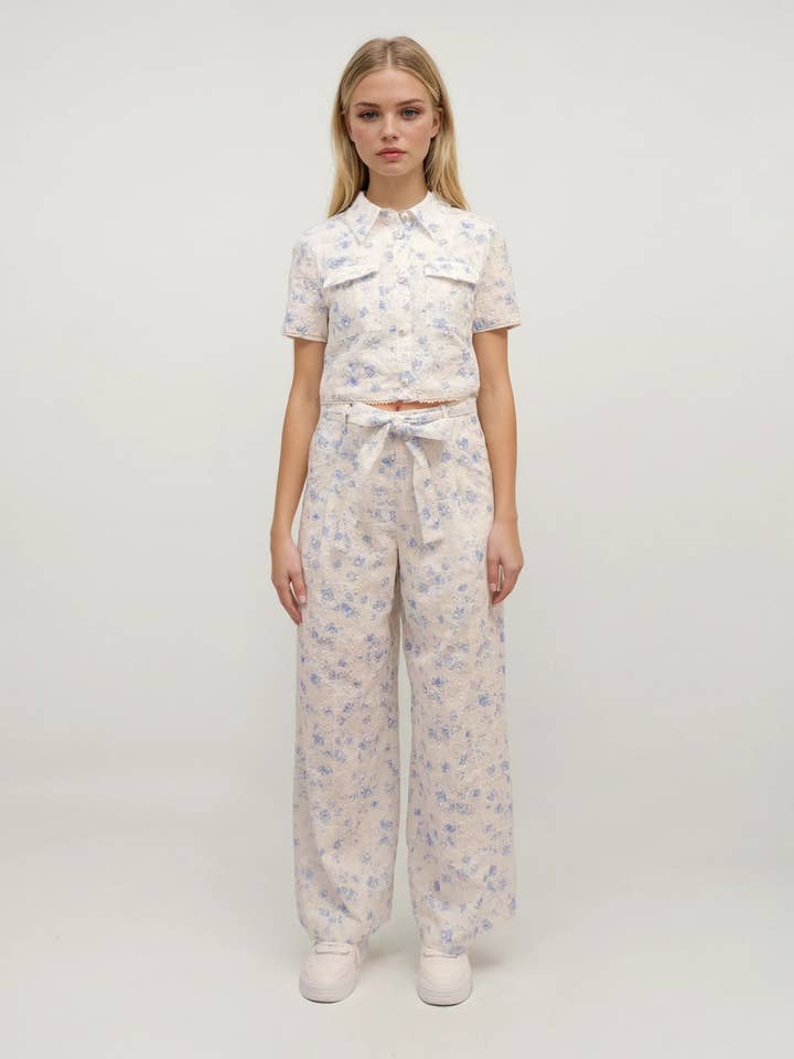 Pantalon large brodé à fleurs – Élégance Blossom (bleu) pour la vente par Majestique Paris