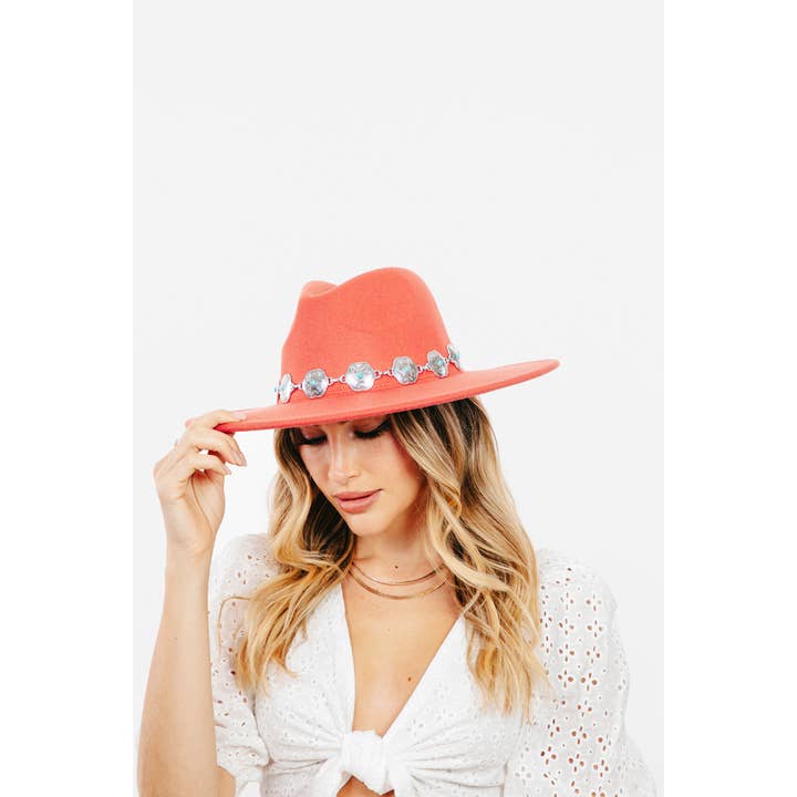 Collections by Fame Accessories – Großhandel Fedora-Hut – Damen – Fedora-Hut mit Kettenriemen3