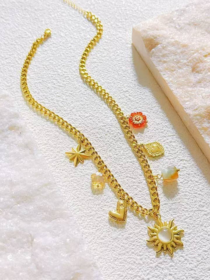 Collier Chaîne Acier Inoxydable avec Breloques Soleil pour la vente par COSMOS