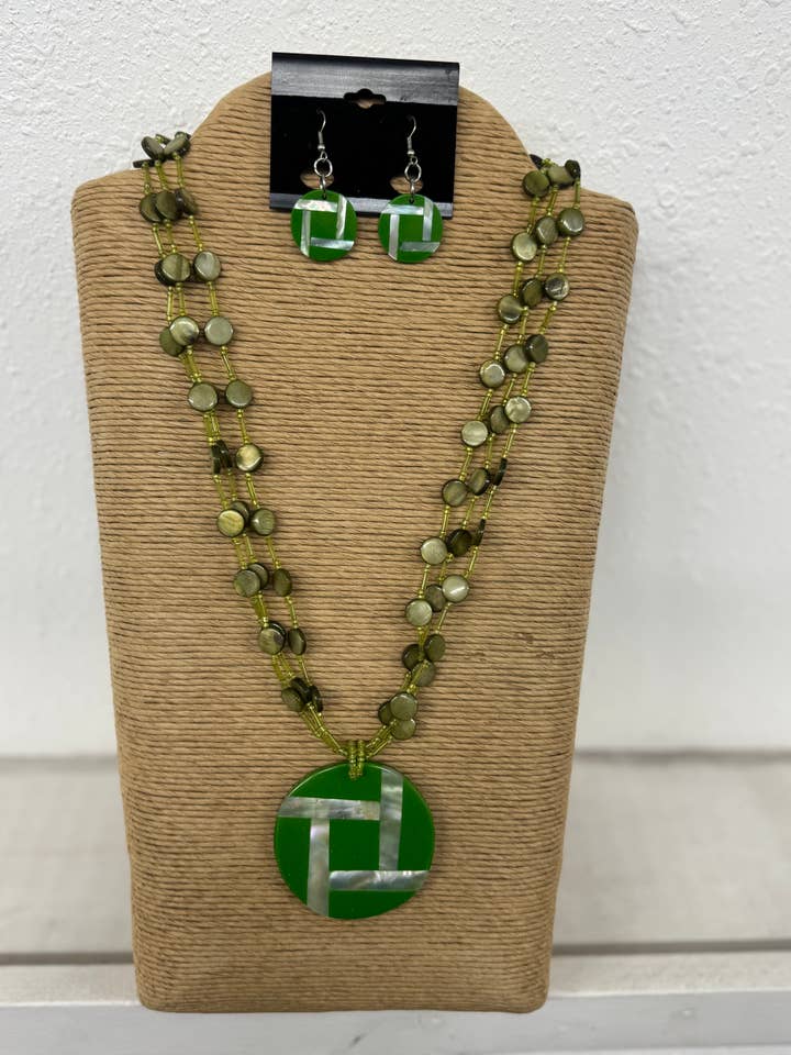 CONJUNTO DE COLAR DE 3 FIOS DE CONCHA VERDE COM PINGENTE REDONDO DE CONCHA por atacado de International Duru's