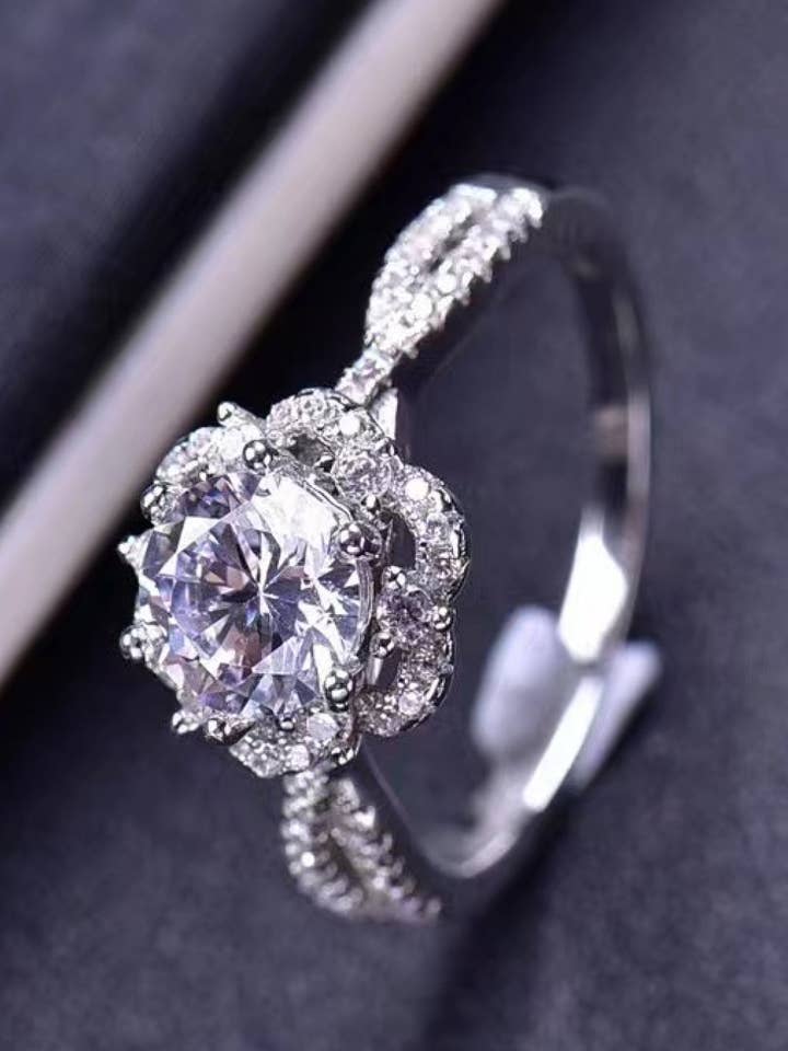 Platinapläterad sexstifts 1 karat briljant rundskuren moissanitring för wholesale av Sparkala