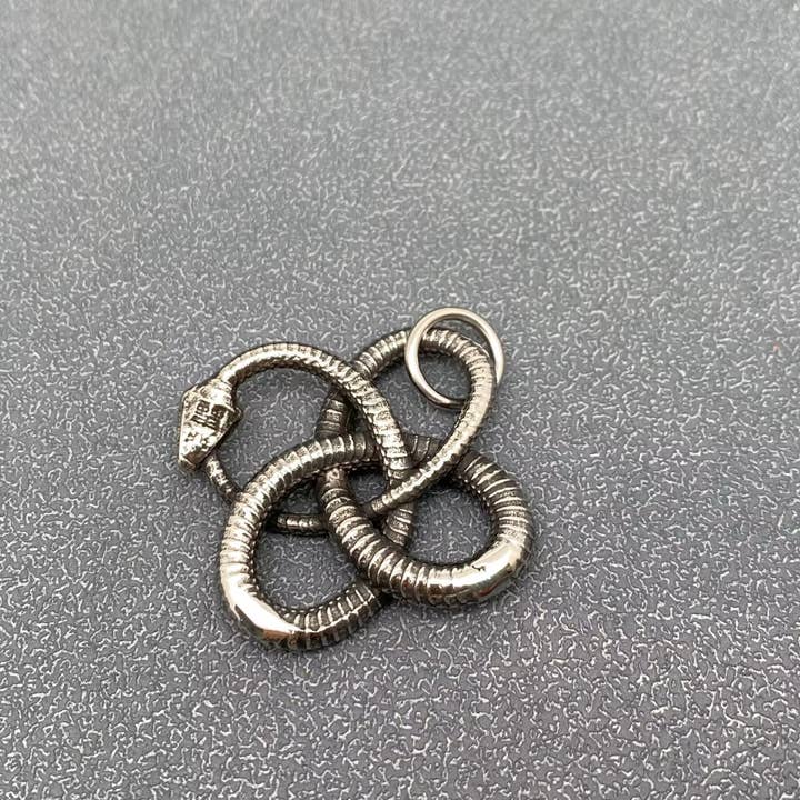 Mio Queena - Wholesale Craft Supplies - Stainless Steel Ouroboros Blackening Snake Pendant - MJ/MNP1