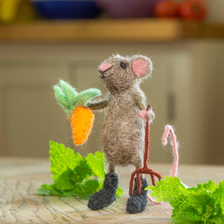 Sew Heart Felt - Wholesale Decorative Tabletop Object - Gardener Mouse