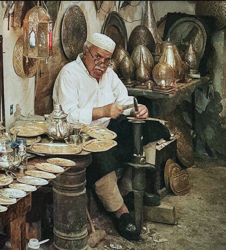 marrakeshop – Engroshandel Skrivebordslampe – Marokkansk håndlavet rund bordlampe i graveret messing6