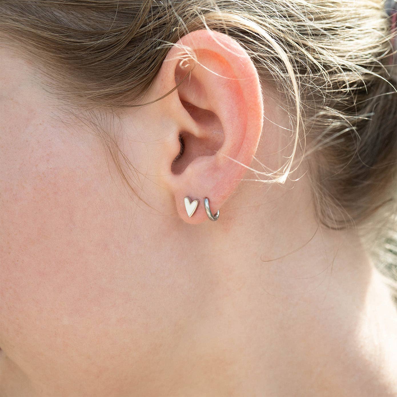 WJW - Vendita all'ingrosso Orecchini a bottone - Orecchini a perno a forma di cuore bianco in acciaio inossidabile con PVD oro 18K11