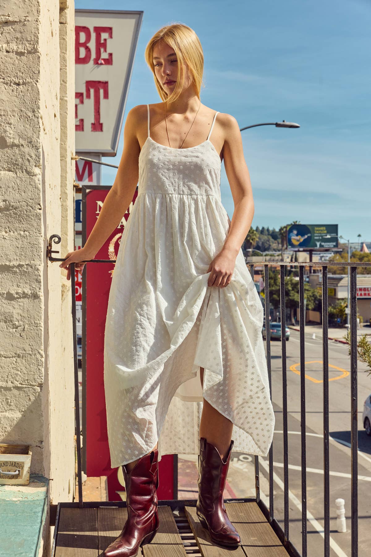 Margarita Vestido midi con espalda descubierta y lazo ajustable de algodón bordado de venta al por mayor en Faire5