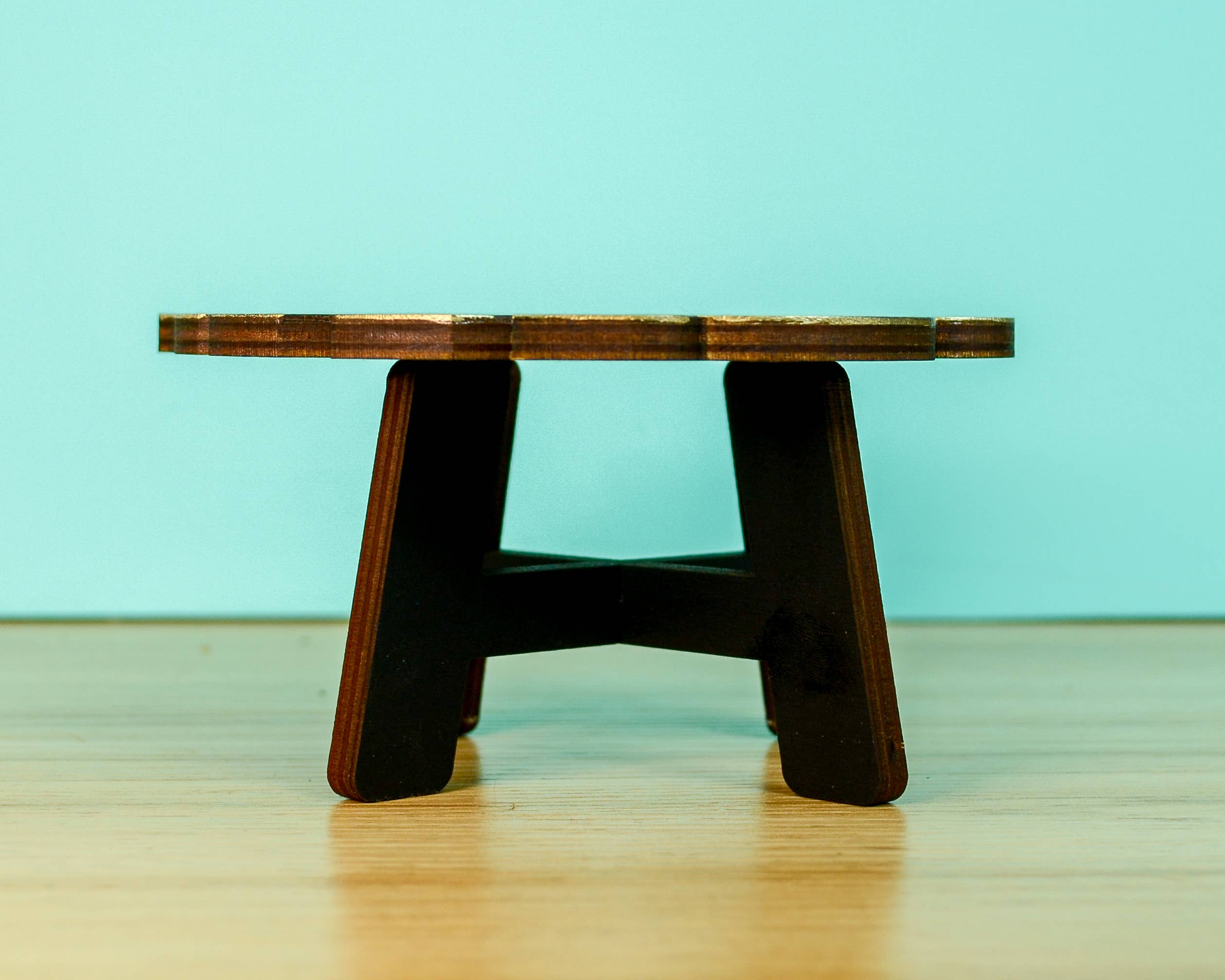 Button and Fern – Engroshandel Stativ til plantekrukke – Monstera Blad Planteholder - 5" Grøn Træ Planteholder3