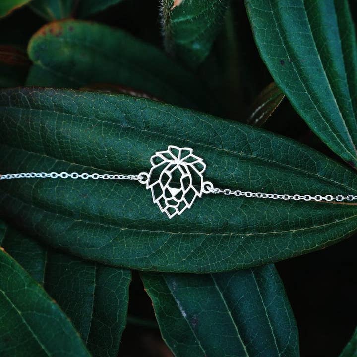 Silver lion bracelet with chain for wholesale by Mountplane