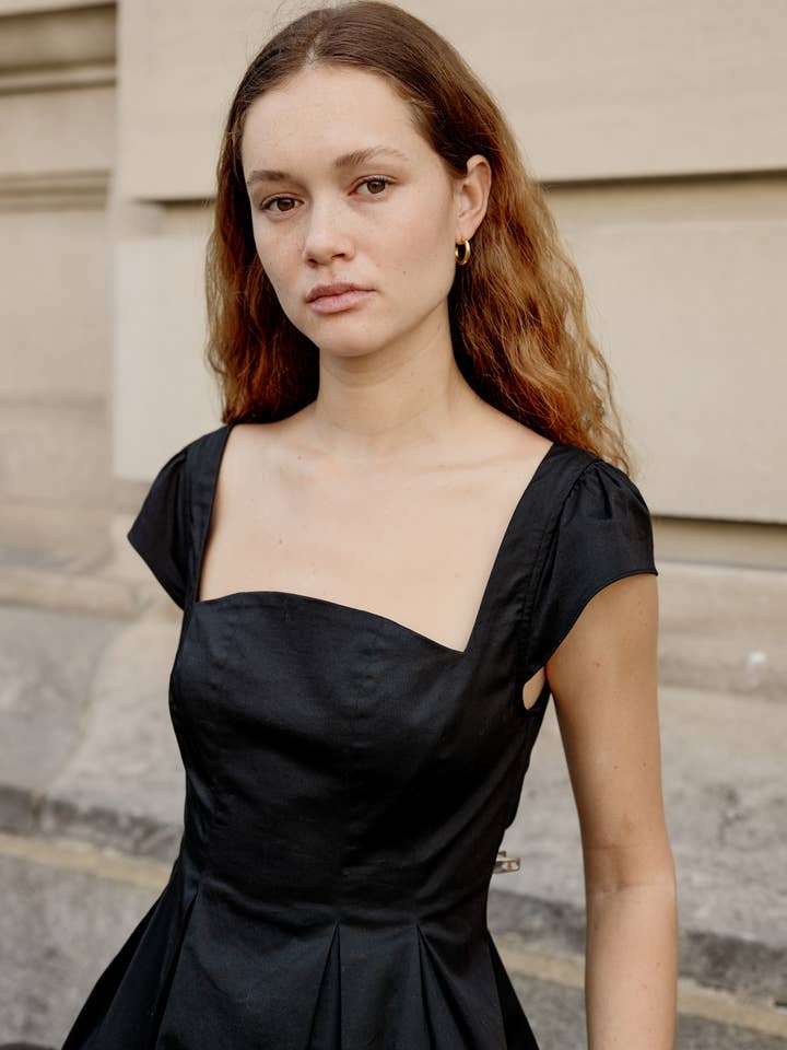 De Roche Jurk | Jurk met Plooirok en Kapmouwen voor wholesale door MOD REF