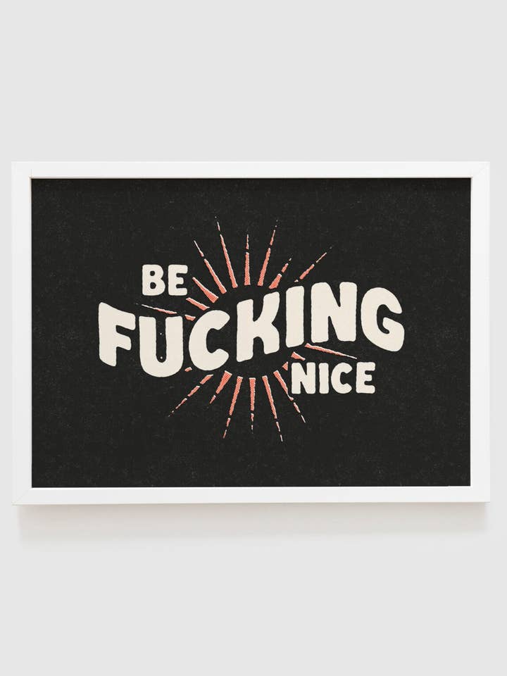 Be Fucking Nice - Funny citat typografi retro plakat for engroshandel hos Inked Prints