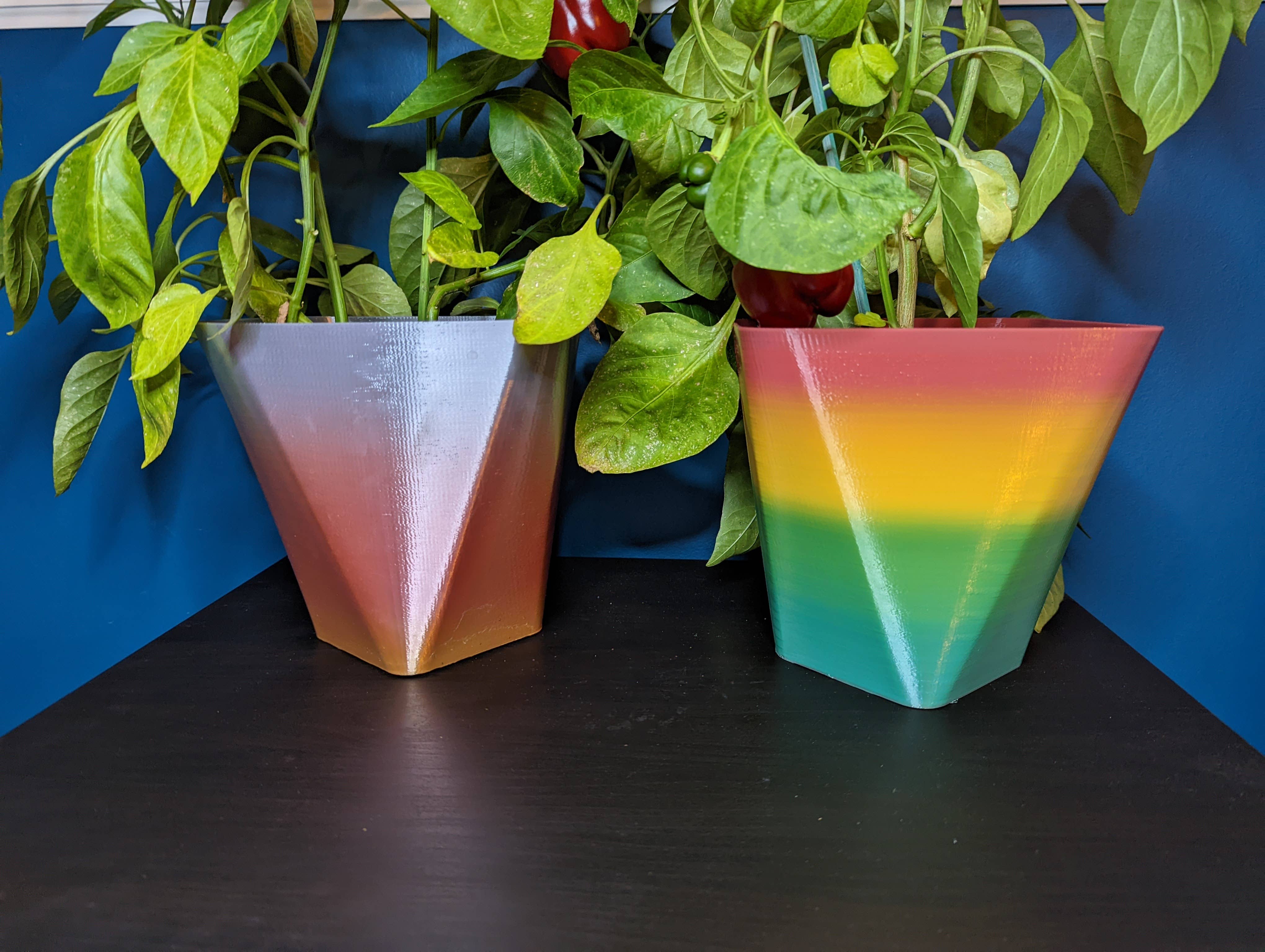 Exclusiv3D Ltd – Engroshandel Plantekrukke – 18cm Regnbue Plante Pot Square0