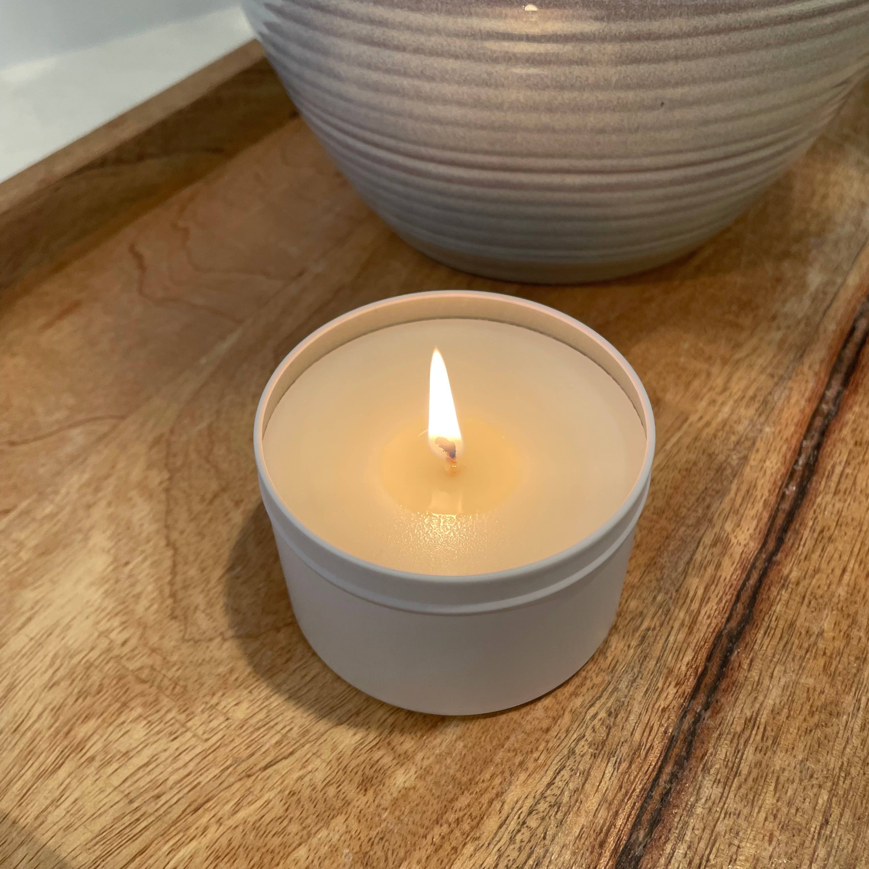 Hillhouse Naturals/Field+Fleur - Wholesale Reiskaarsen - Kaars met grasgeur in witte blik 6oz. Verp. 61