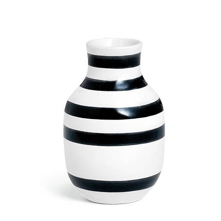 Kähler - Omaggio - Petit vase peint à la main de 4,9 po - noir pour la vente par Danish Design Collective