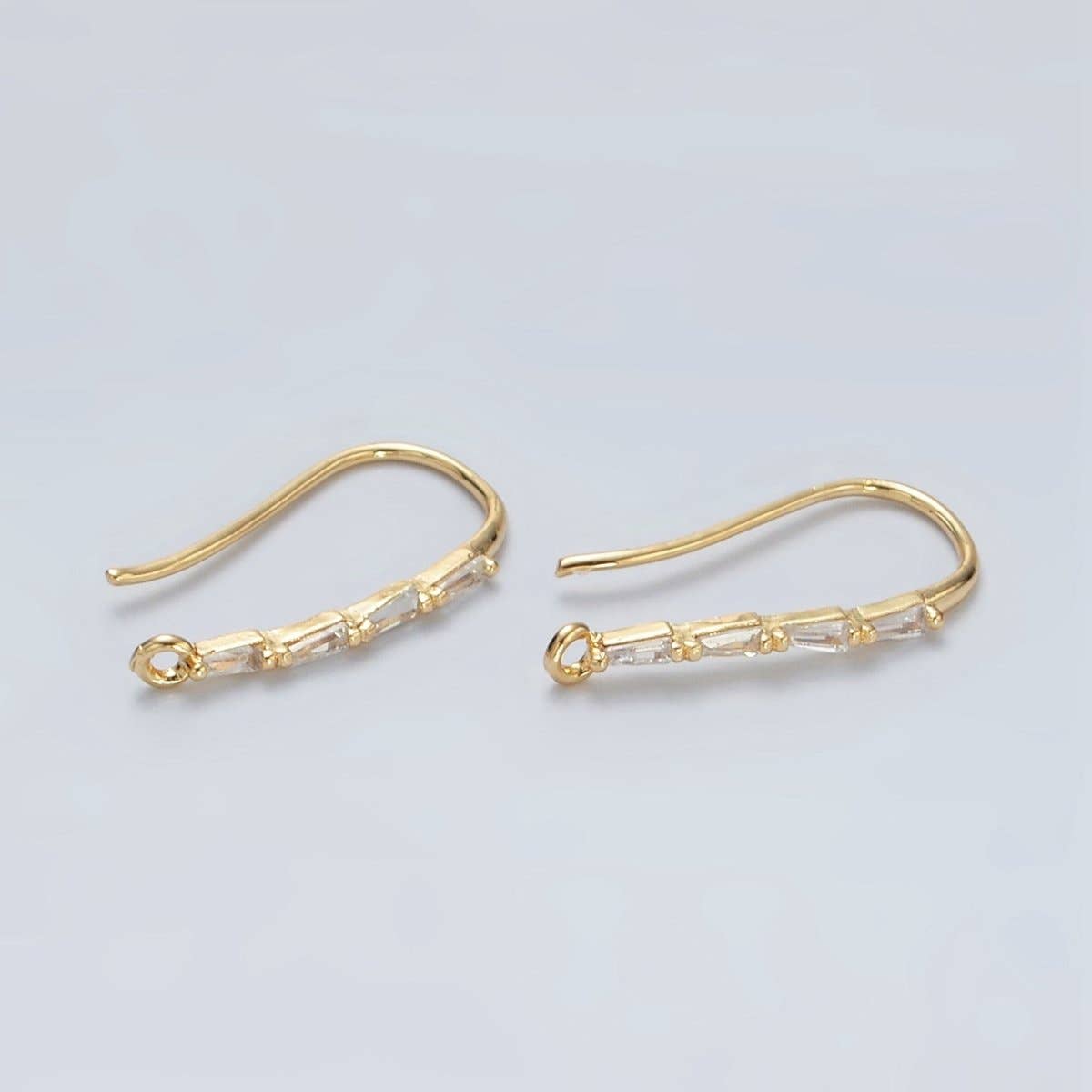 Aim Eternal - Vendita all'ingrosso Orecchini a cerchio - Ganci per orecchini a monachella foderati a baguette in oro 24K | L0750