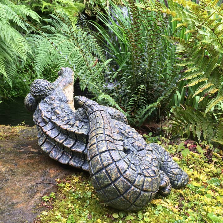 GSI Homestyles - Venta al por mayor Adornos/decoración de exteriores - Estatua de Jardín Caimán Acostado Toad Hollow™5