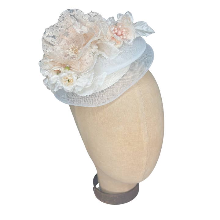 Vit romantisk fascinator för wholesale av Kathy Jeanne Millinery