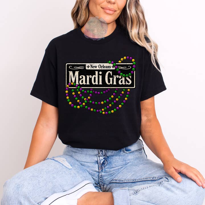 T-shirt avec panneau de rue Mardi Gras pour la vente par Hot Mess Apparel