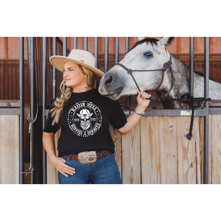 T-shirt graphique Raising Hell with the Hippies and Cowboys 870 pour la vente par Raging Phoenix