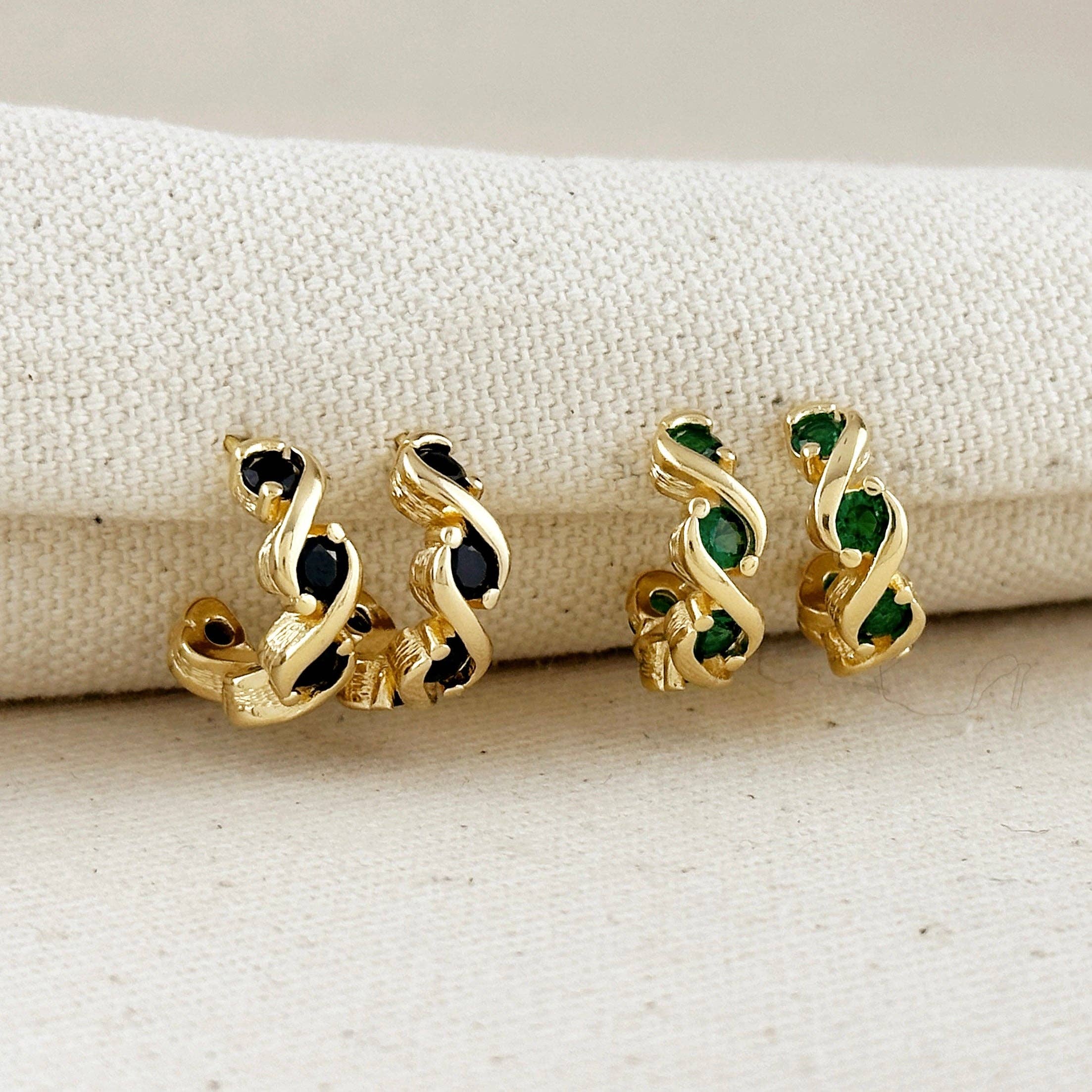 GoldFi - Venta al por mayor Pendientes de aro - Pendientes de aro en C con circonitas cúbicas de colores y relleno de oro de 18k1