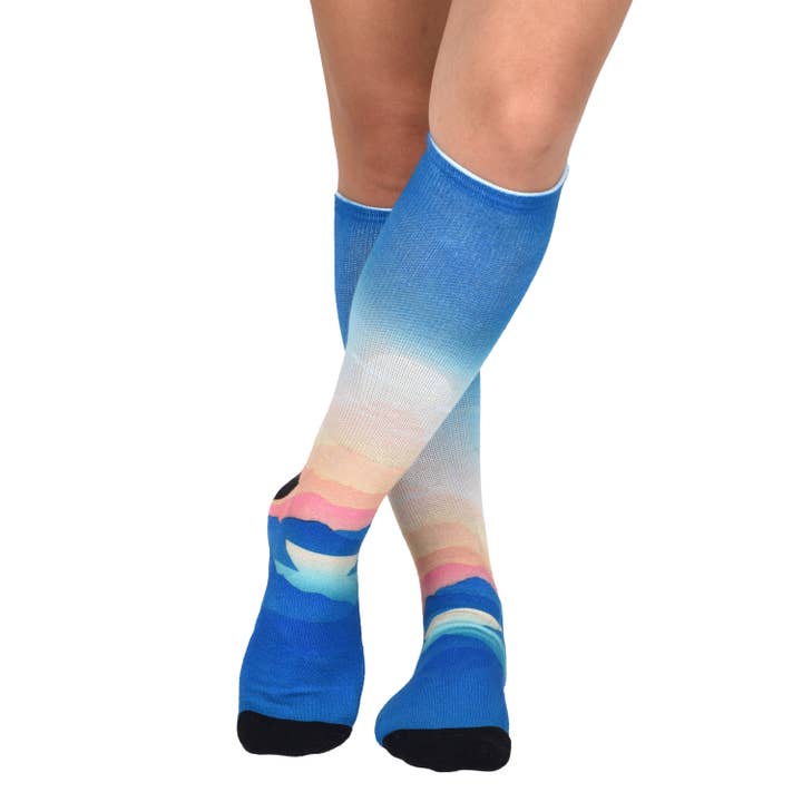Chaussettes unisexes montantes avec motif lever de soleil inspiré de la nature pour la vente par Sierra Socks
