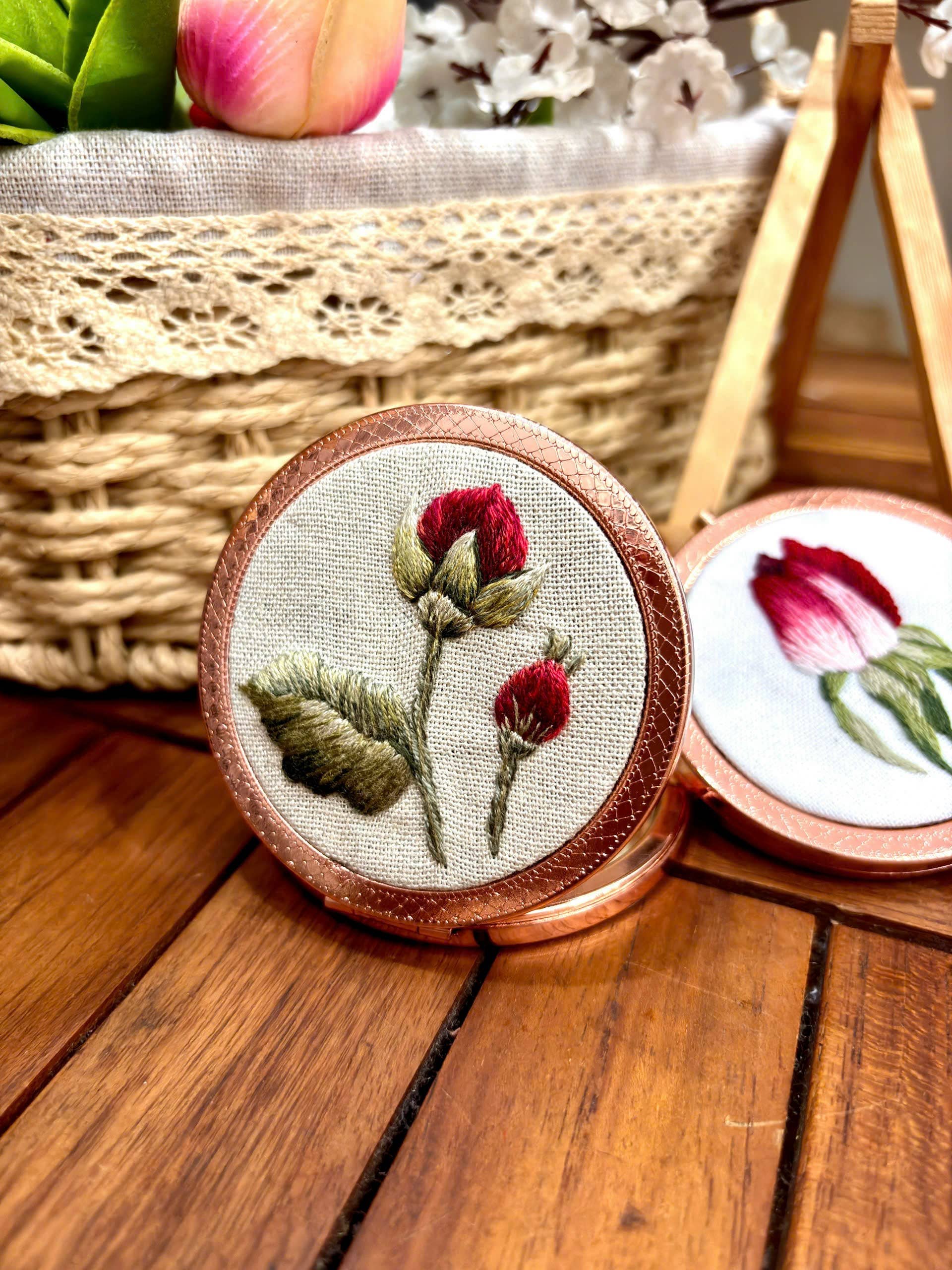 Maple Dream Store – Engroshandel Kompaktspejl – Premium Vintage Blomstret Håndbroderet Lommespejl25