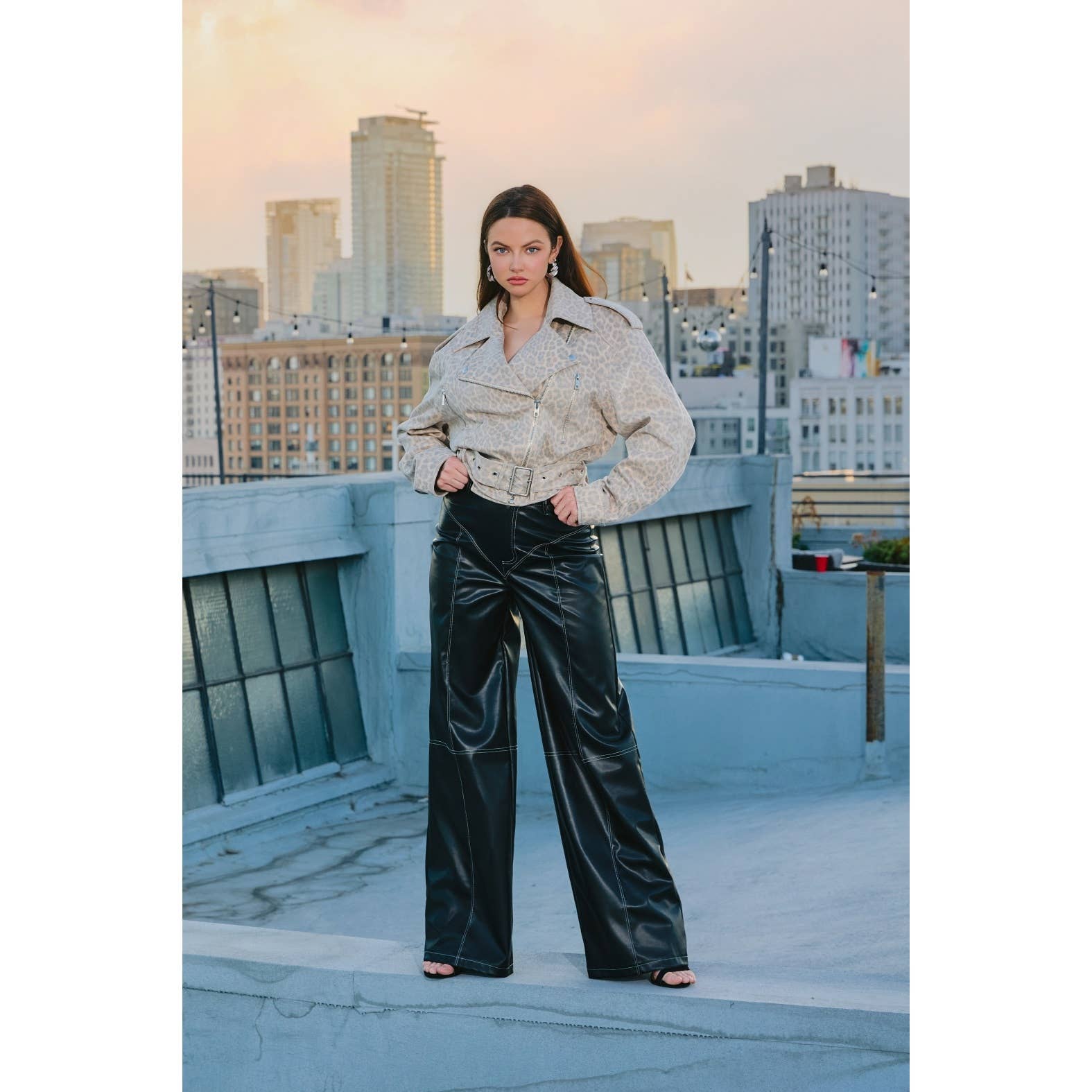 The Sang - Wholesale Jas - Dames - BIKERJACK VAN STRETCHSUÈDE MET LUIPAARDPRINT7