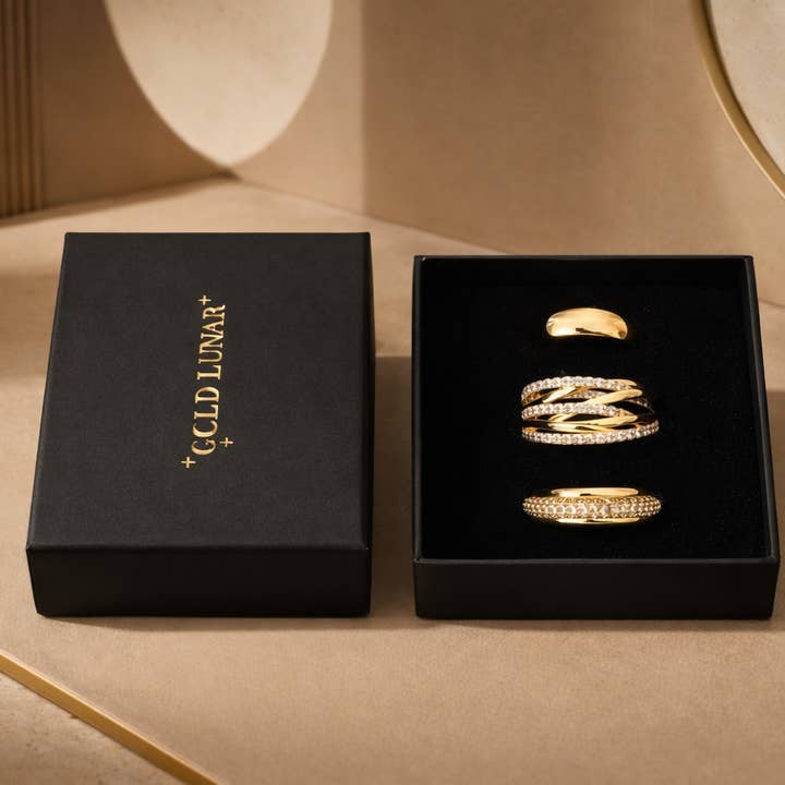 x3 Empilement d'anneaux dans une boîte plaqué or 18k taille Moyenne Saint-Valentin pour la vente par Gold Lunar