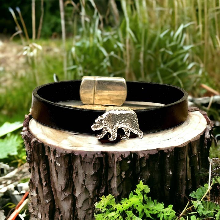 Jackie Gallagher Designs - Handmade Coastal Jewelry - Wholesale Armband - Paw Circle Clasp leren armband2