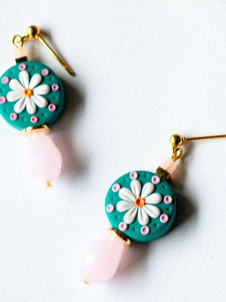 Gänseblümchen-Perlen-Ohrringe mit Anhänger - Türkis für den Großhandel von Slow Day Studios