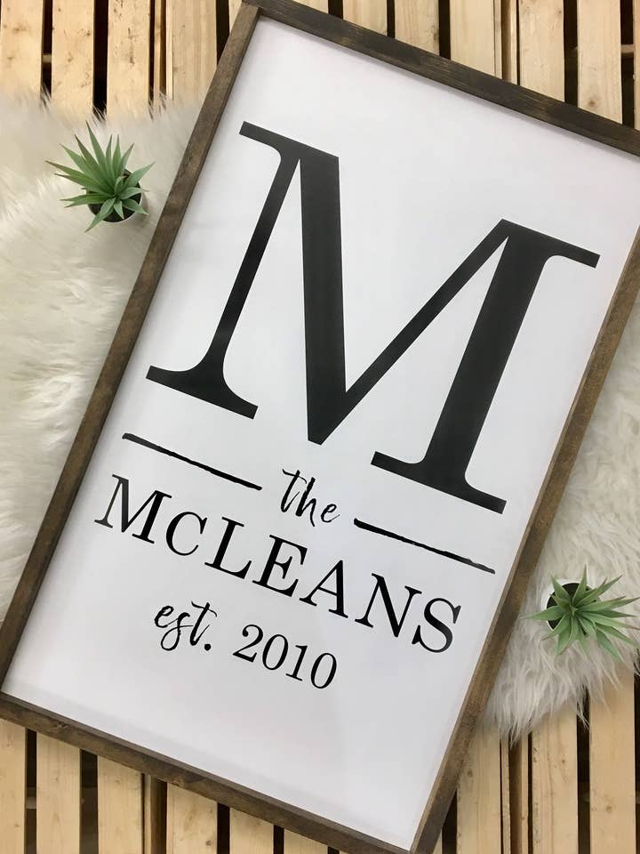 Enseigne personnalisée avec initiale et nom pour la vente par Wooden Arrow Designs