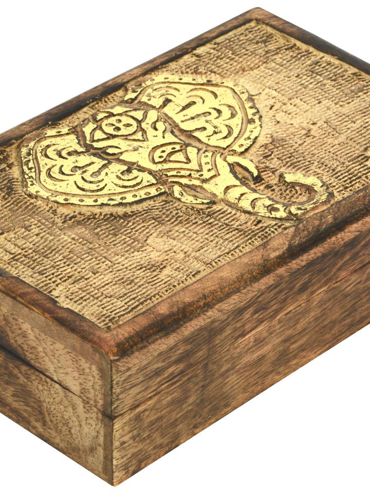 Boîte en bois de manguier | Motif sculpté pour la vente par Indigo Sutra